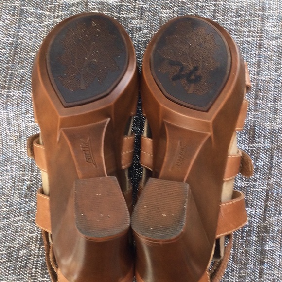 Earth woman’s size 7.5 tan sandal - Picture 5 of 7